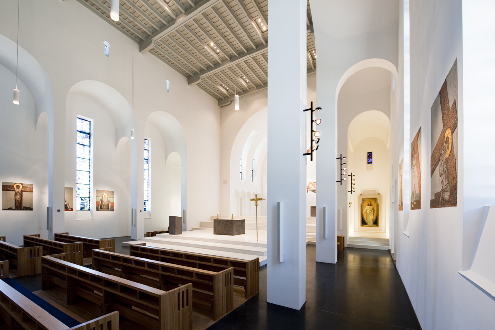 Kirche St. Georg Innenansicht mit Beleuchtung von Viabizzuno mosaico