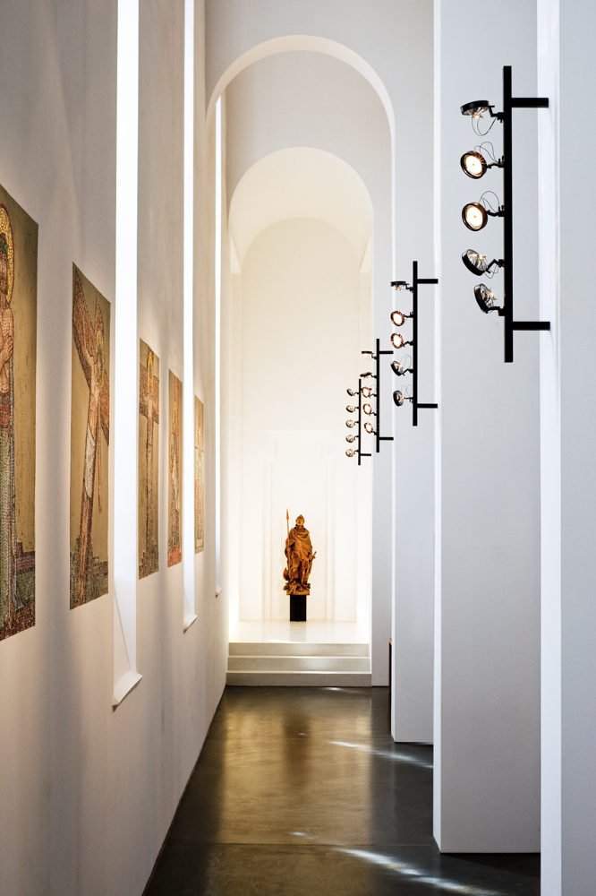 Kirche St. Georg beleuchtet mit Viabizzuno Leuchte mosaico