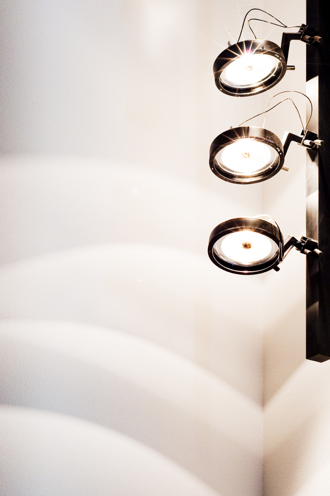 Kirche St. Georg Nahaufnahme Viabizzuno Leuchte mosaico