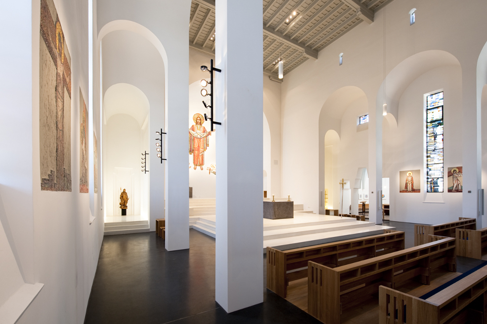 Kirche St. Georg beleuchtet mit Viabizzuno Leuchte mosaico