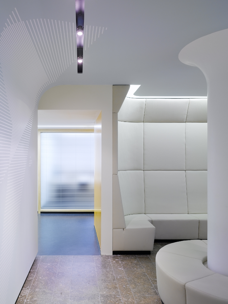 Radiologie Schorndorf Deckenschlitz aus System 094 von Viabizzuno mit verdeckten Strahlern