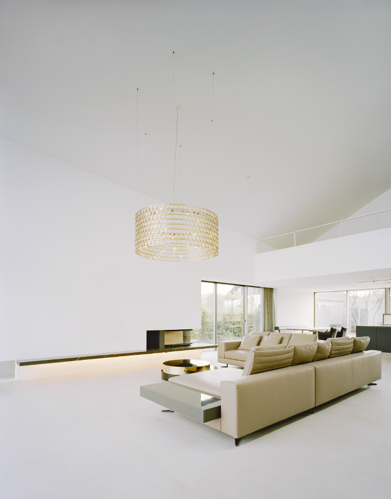 Haus in Moos Wohnzimmerbeleuchtung mit Viabizzuno Kronleuchter da ma in Sonderausführung