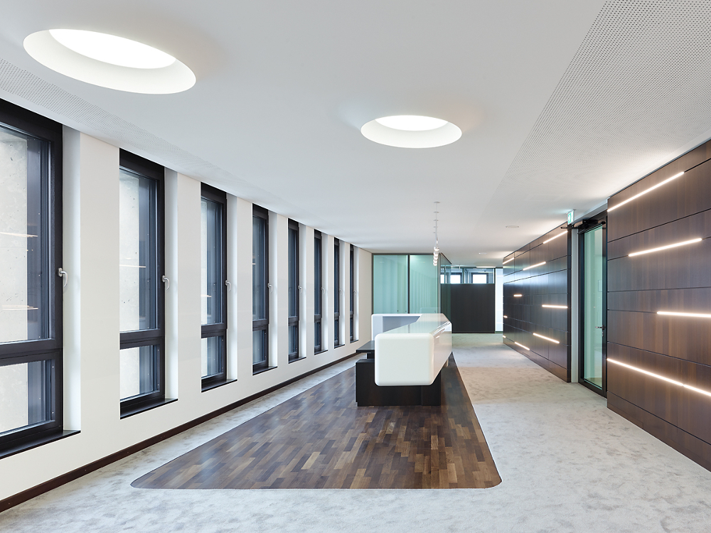 Heilbronner Bankhaus Vorstandsetage mit Leuchte campana brembana von Viabizzuno