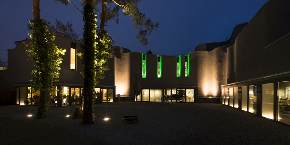 Museum Art & Cars Singen Außenansicht bei Nacht