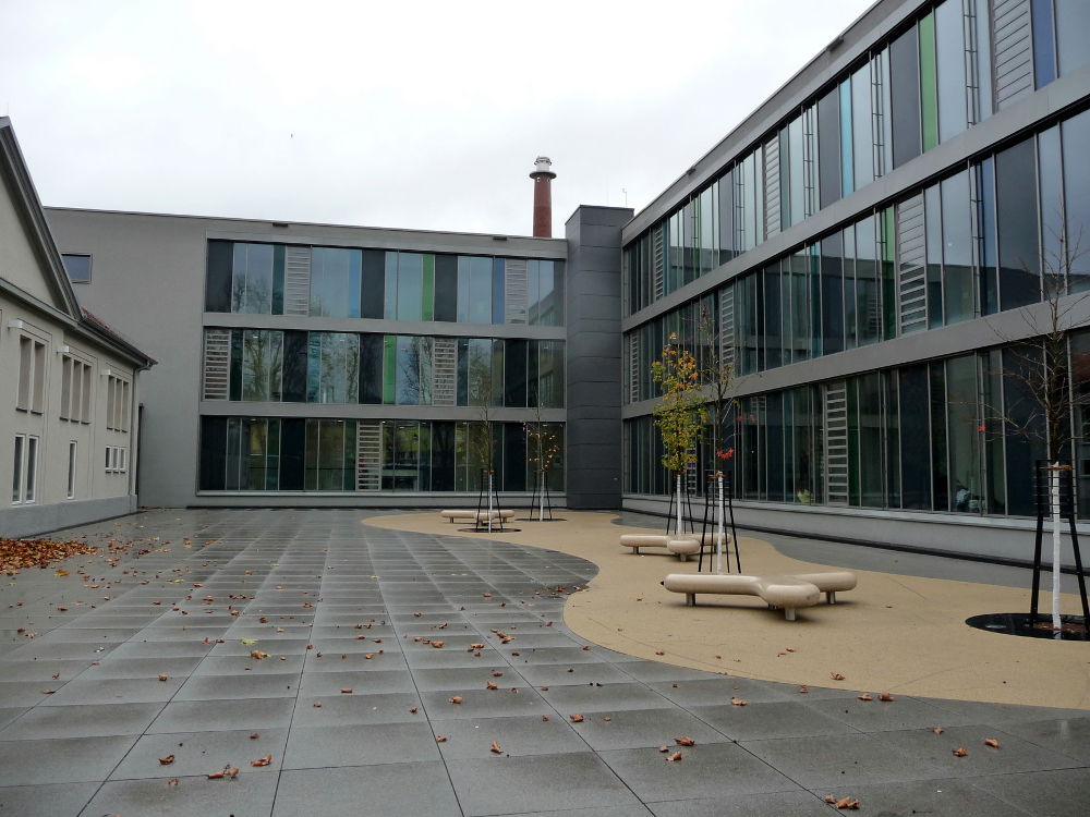 Friedrich-Schiller-Gymnasium Ludwigsburg Schulhof mit Escofet Sitzelement Boomerang