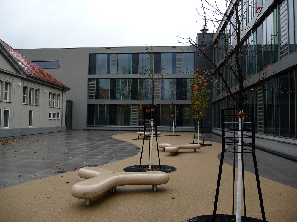Friedrich-Schiller-Gymnasium Ludwigsburg Schulhof mit Escofet Sitzelement Boomerang