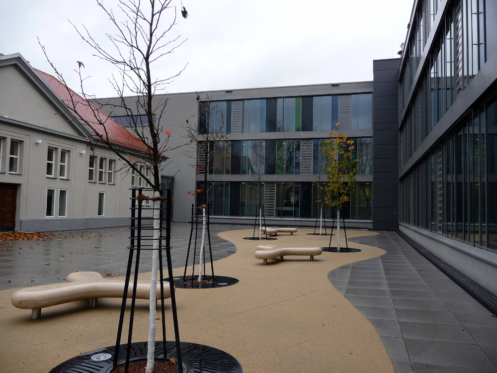 Friedrich-Schiller-Gymnasium Ludwigsburg Schulhof mit Escofet Sitzelement Boomerang