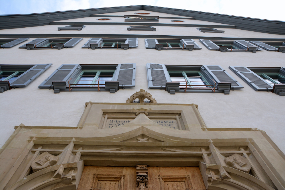 Ansicht Westfassade des Rathaus Bad Cannstatt mit historischem Sandsteinportal