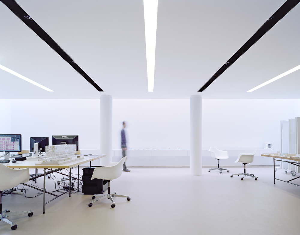 s43 wittfoht architekten Stuttgart Beleuchtung Bürogebäude mit 094 Deckenschlitzen von Viabizzuno