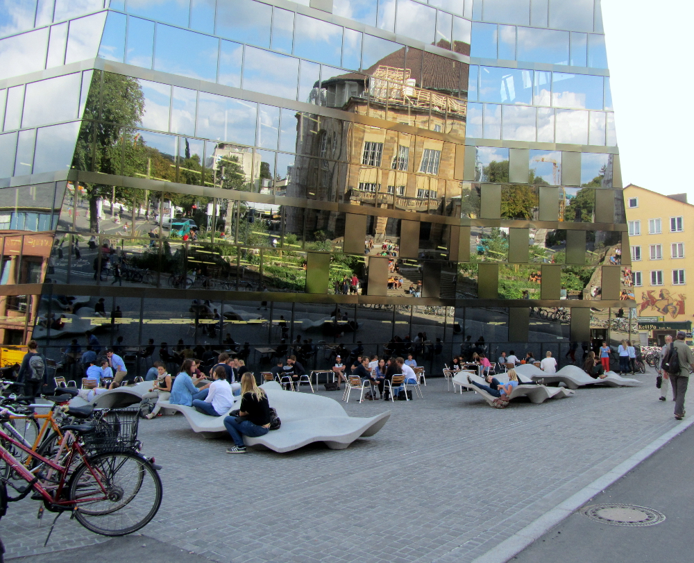 Lungo Mare von Escofet vor der Universitätsbibliothek Freiburg