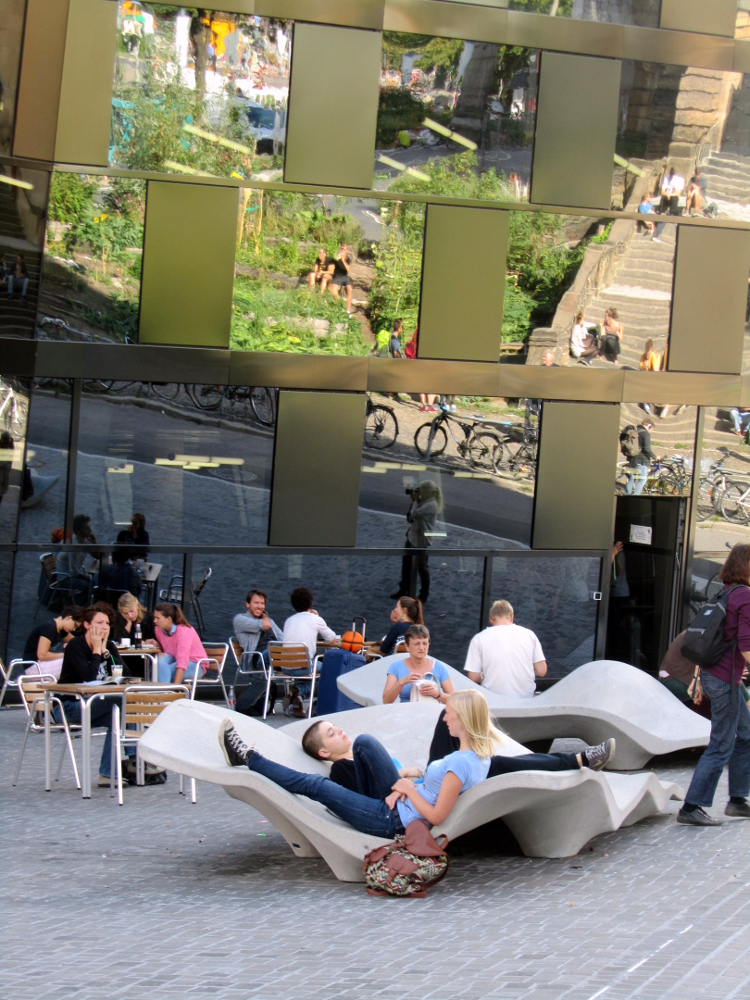 Lungo Mare von Escofet vor der Universitätsbibliothek Freiburg