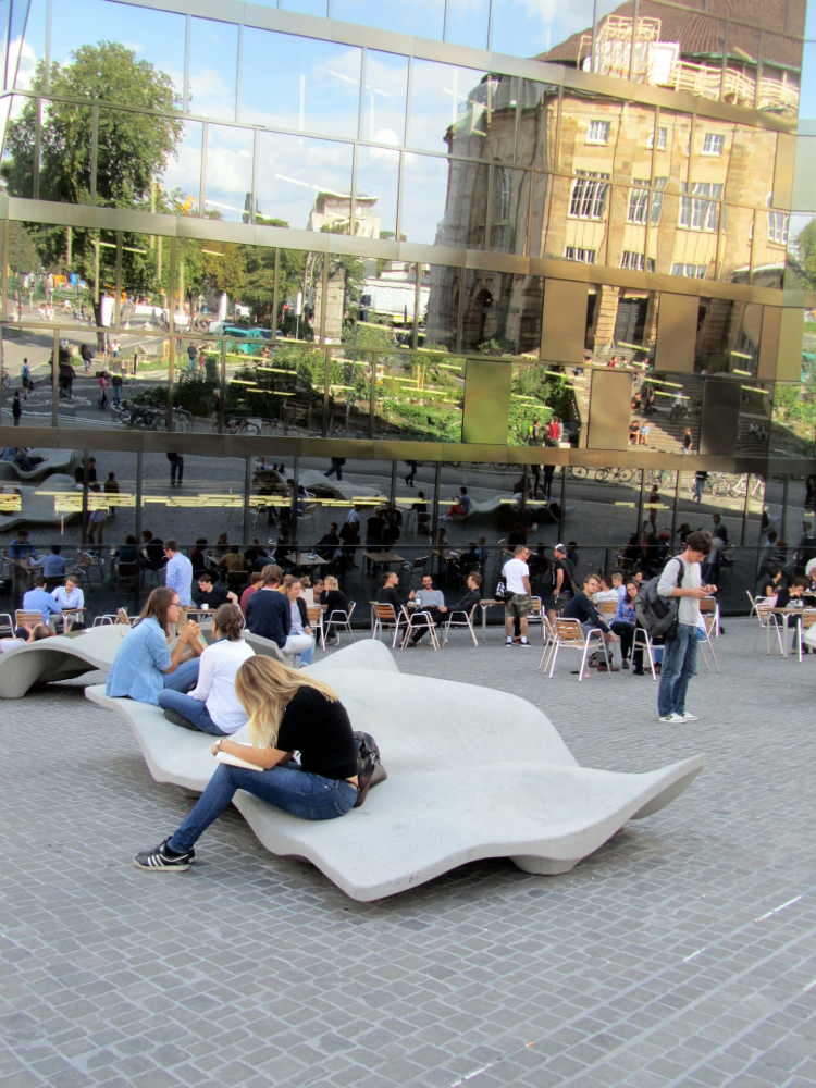 Lungo Mare von Escofet vor der Universitätsbibliothek Freiburg