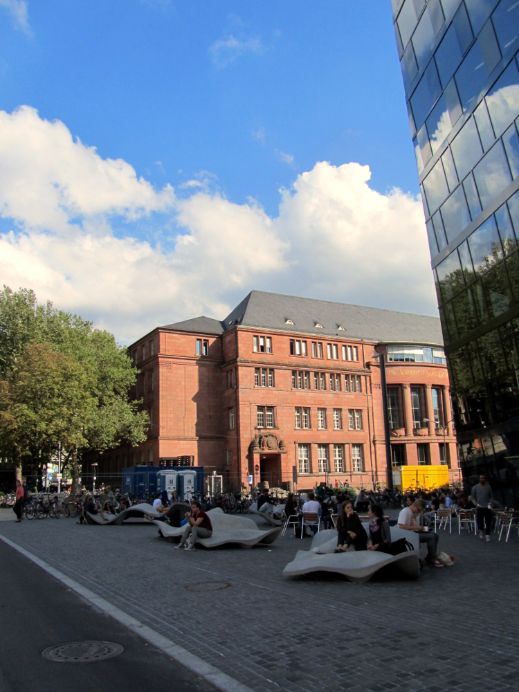 Lungo Mare von Escofet vor der Universitätsbibliothek Freiburg