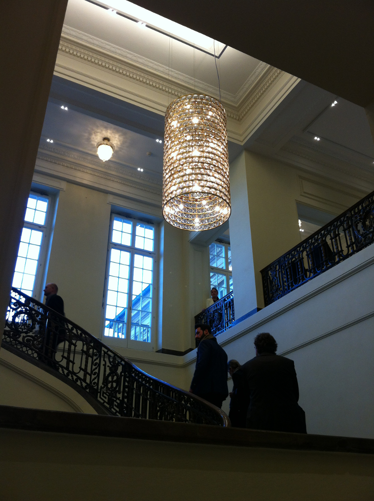 Villa Reitzenstein Kronleuchter da ma von Viabizzuno im Treppenaufgang