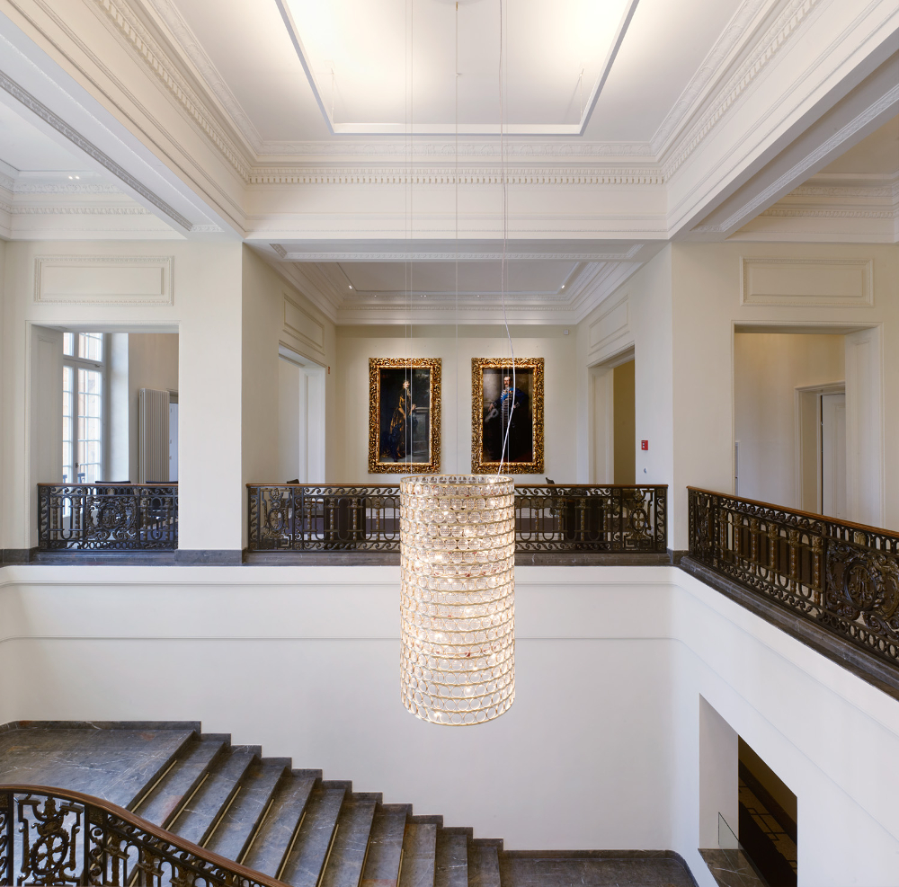 Villa Reitzenstein Kronleuchter da ma von Viabizzuno im Treppenaufgang