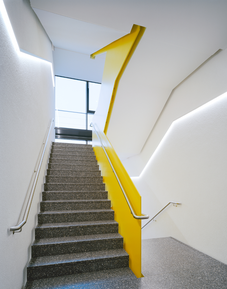 Kärcher Neubau Winnenden Treppenhausbeleuchtung mit c2 Profil von Viabizzuno auf Gehrung zugesägt und vollständig ausgeleuchtet