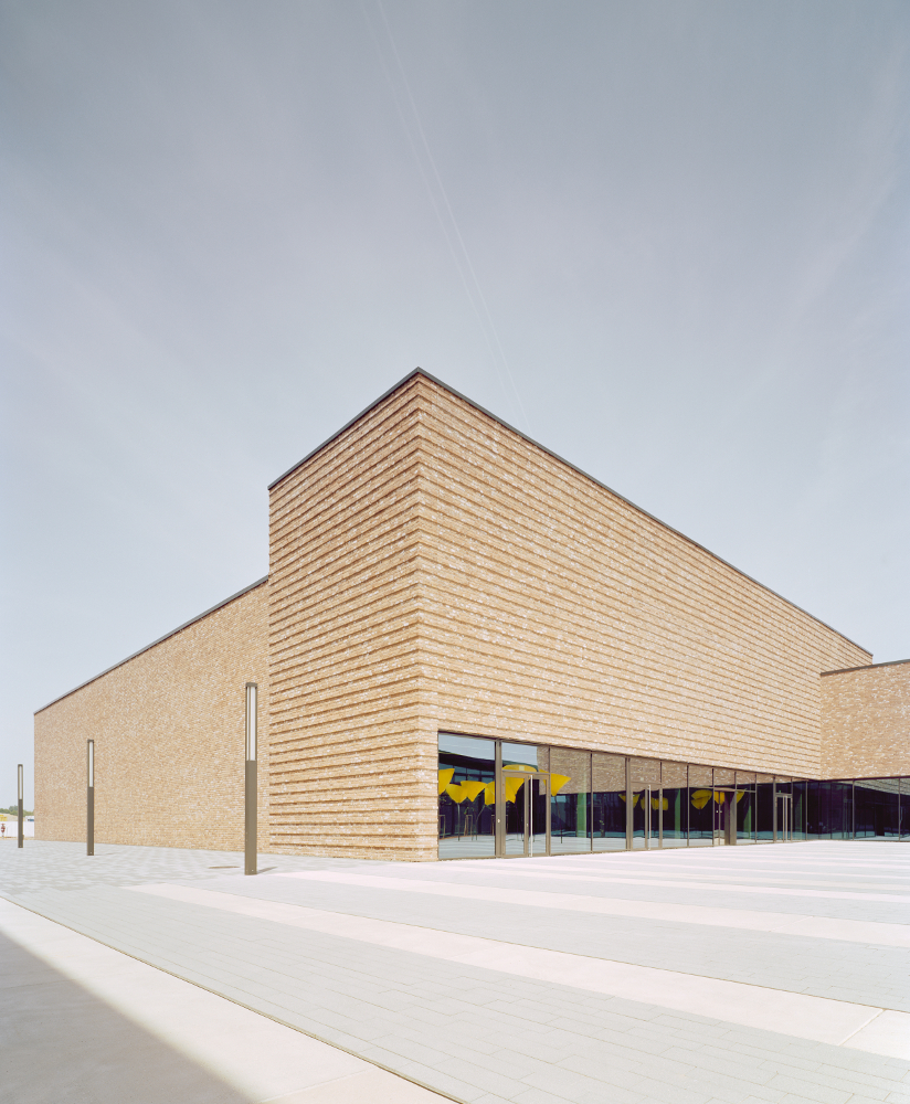 Kärcher Winnenden Spiegelung der Viabizzuno Außenleuchte maxxi poppy in Form einer Mohnblume in der Verglasung des Neubaus