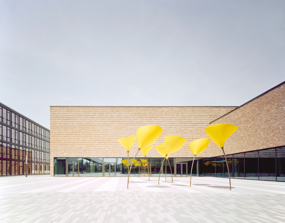 Kärcher Winnenden Tagansicht Vorplatz mit Viabizzuno Außenleuchte maxxi poppy in Form einer Mohnblume