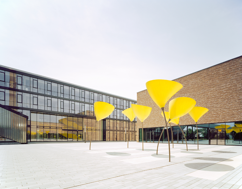 Kärcher Winnenden Tagansicht Vorplatz mit Viabizzuno Außenleuchte maxxi poppy in Form einer Mohnblume