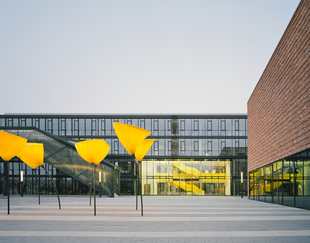 Kärcher Neubau Winnenden Vorplatz mit maxxi poppy Außenleuchte von Viabizzuno