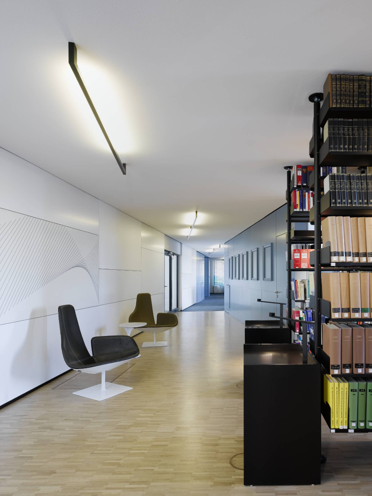 Schaudt Rechtsanwälte Stuttgart Gangbeleuchtung mit der Viabizzuno Leuchte c2 rotante