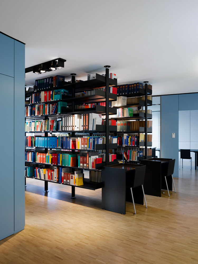 Schaudt Rechtsanwälte Stuttgart Ansicht Bibliothek mit Viabizzuno si gira Leseleuchte