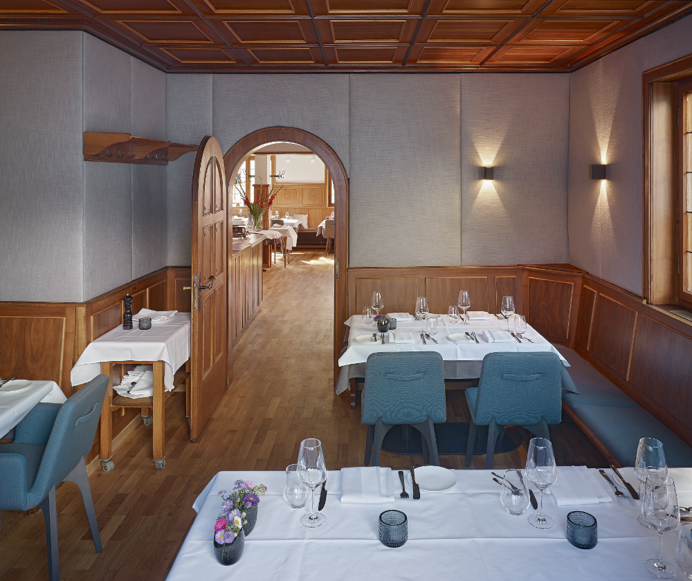 Restaurant Fässle in Degerloch Gastraum mit neuen Wandleuchten von Viabizzuno