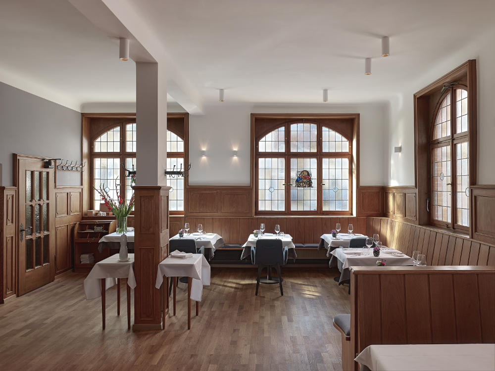 Restaurant Fässle in Degerloch mit neuen Deckenleuchten von Modular und Wandleuchten von Viabizzuno