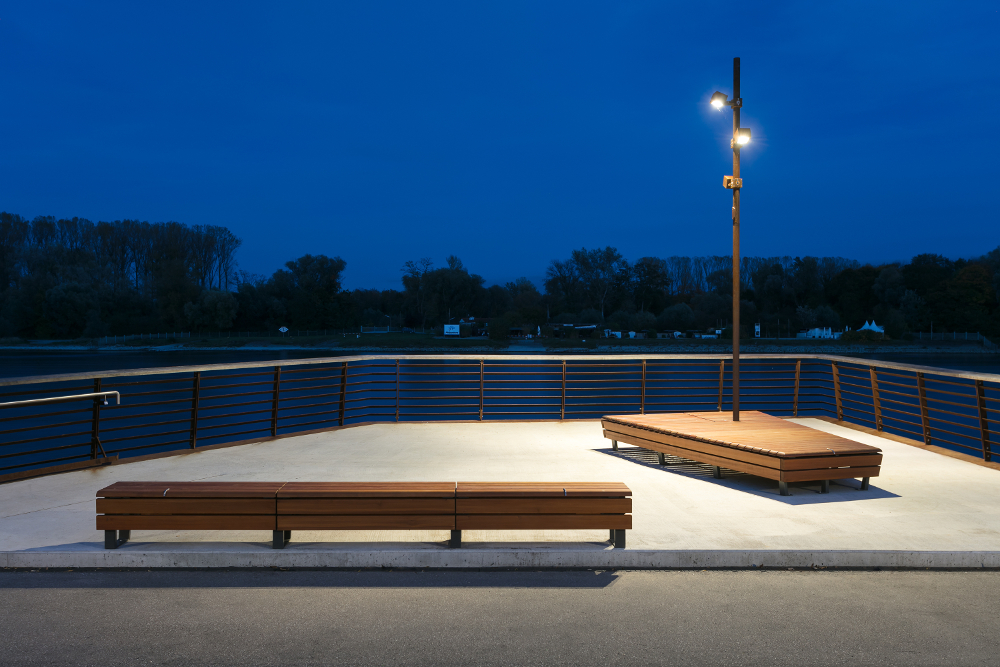 Uferpromenade in Germersheim beleuchtet mit Viabizzuno Mastleuchten Cubo Palo aus Cor-Ten Stahl