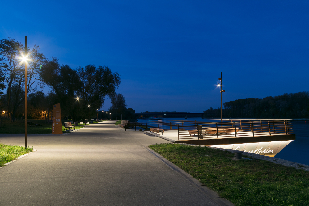 Uferpromenade Rheinwiesen in Germersheim beleuchtet mit Viabizzuno Mastleuchten Cubo Palo aus Cor-Ten Stahl