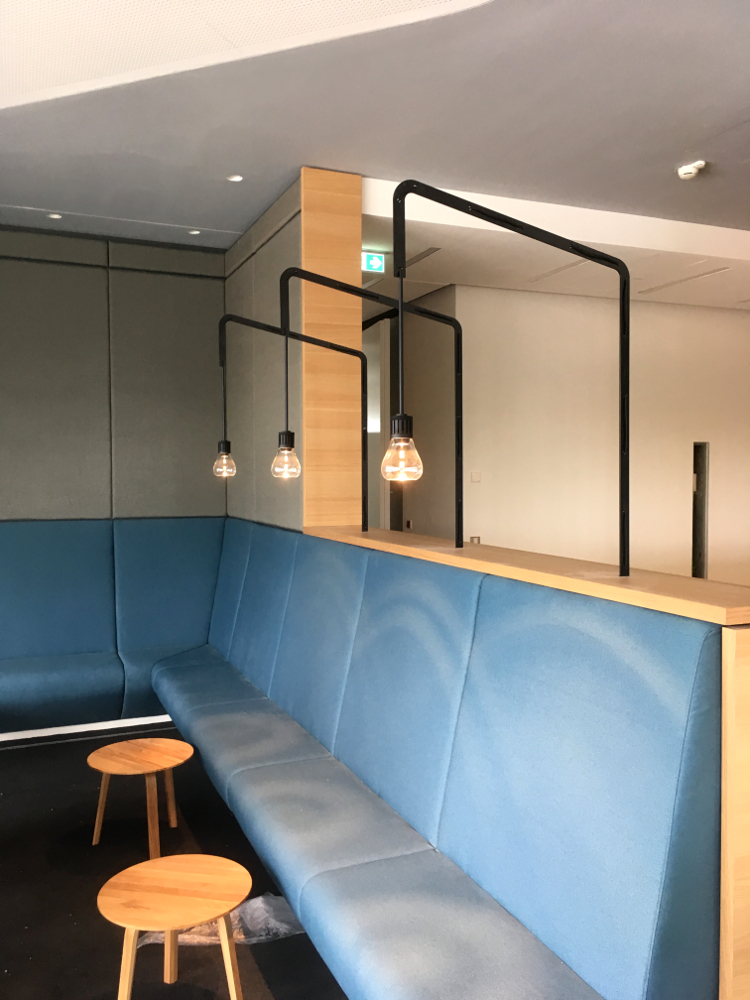 Stadtwerke Karlsruhe Sitzplatzbeleuchtung mit n55 sospensione mit Sonderaufhängung von Viabizzuno