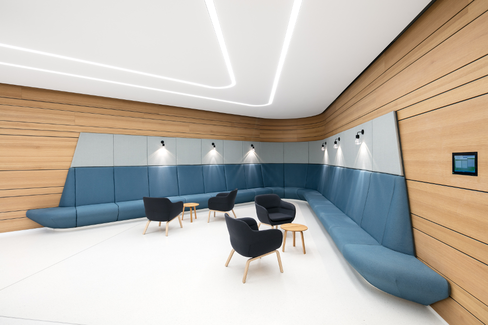 Stadtwerke Karlsruhe Wandbeleuchtung mit n55 parete con braccio von Viabizzuno