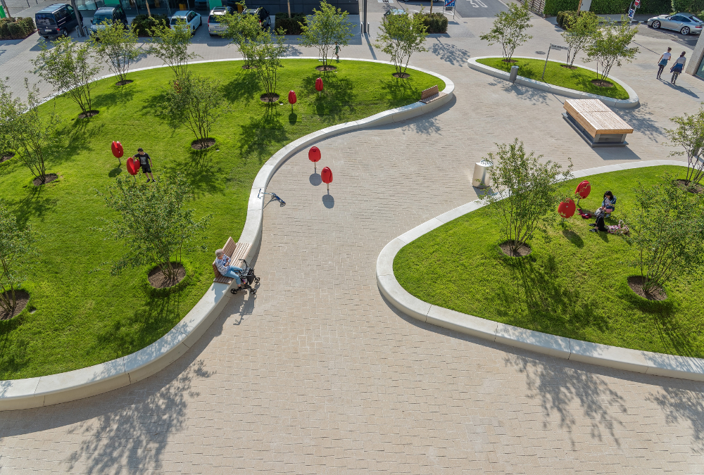 Renate-Wertheim-Platz Ingelheim Mediathek Stadtplatz mit Escofet Inselumrandungen in UHPC Sonderausführung Tagansicht