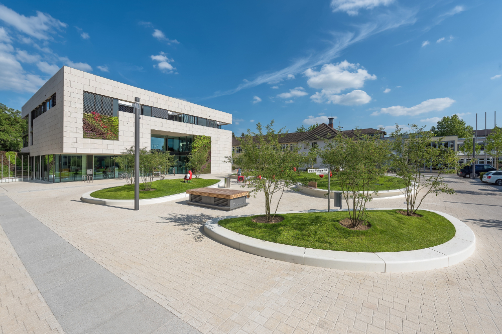 Renate-Wertheim-Platz Ingelheim Mediathek Stadtplatz mit Escofet Inselumrandungen in UHPC Sonderausführung Tagansicht