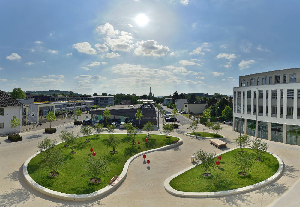 Renate-Wertheim-Platz Ingelheim Mediathek Stadtplatz mit Escofet Inselumrandungen in UHPC Sonderausführung Tagansicht