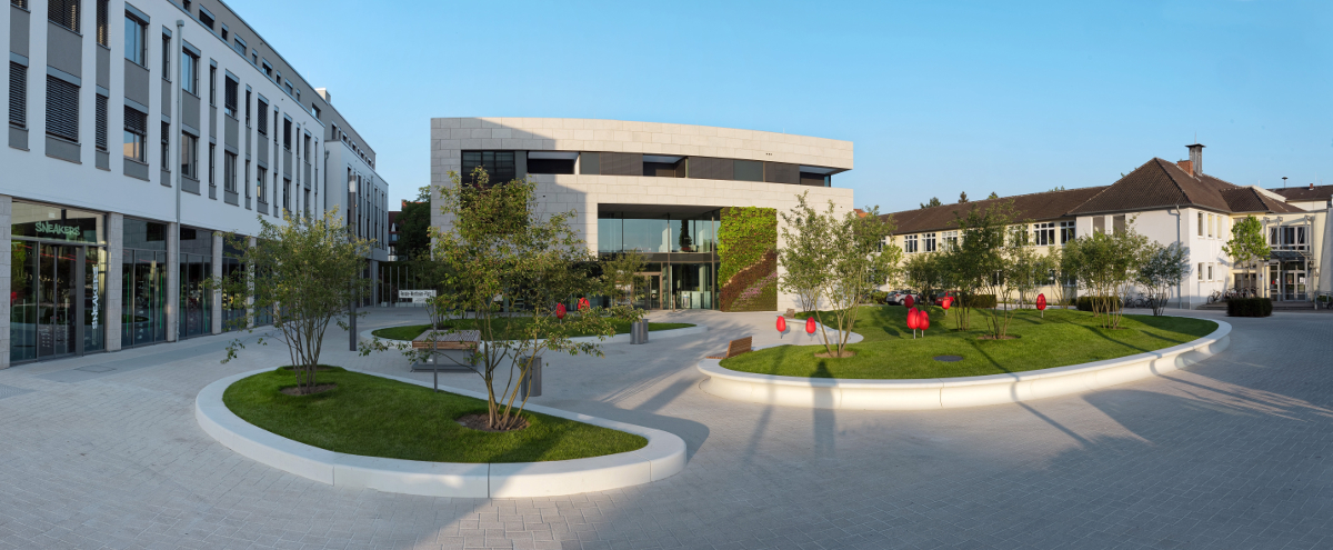 Renate-Wertheim-Platz Ingelheim Mediathek Stadtplatz mit Escofet Inselumrandungen in UHPC Sonderausführung Tagansicht