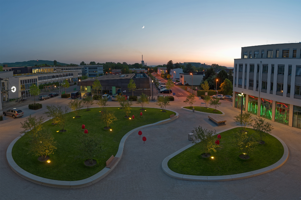 Renate-Wertheim-Platz Ingelheim Mediathek Stadtplatz mit Escofet Inselumrandungen in UHPC Sonderausführung Abendansicht