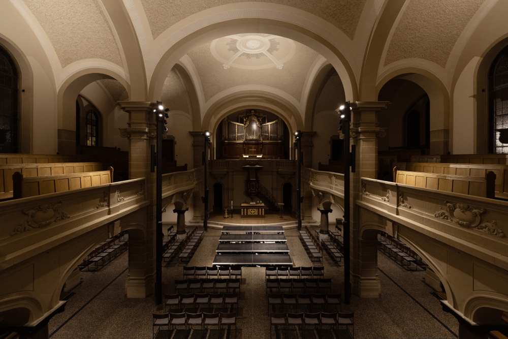 Evangelische Kirche Hockenheim Innenansicht mit Lichtwirkung der neuen Beleuchtung
