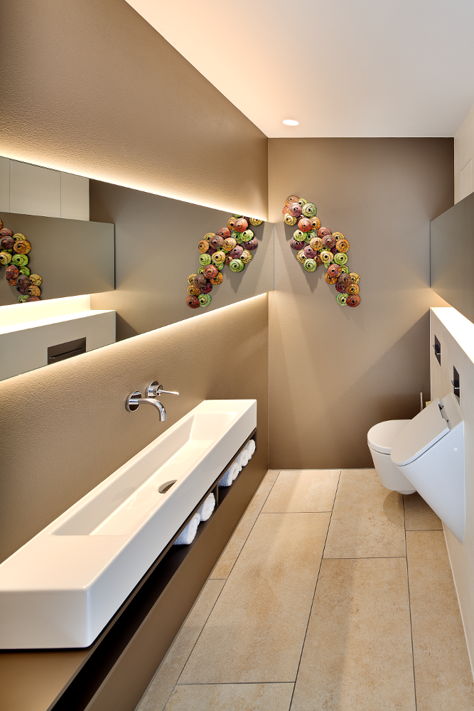 Beleuchtung Gästebad mit indirekter Spiegelhinterleuchtung und Downlight