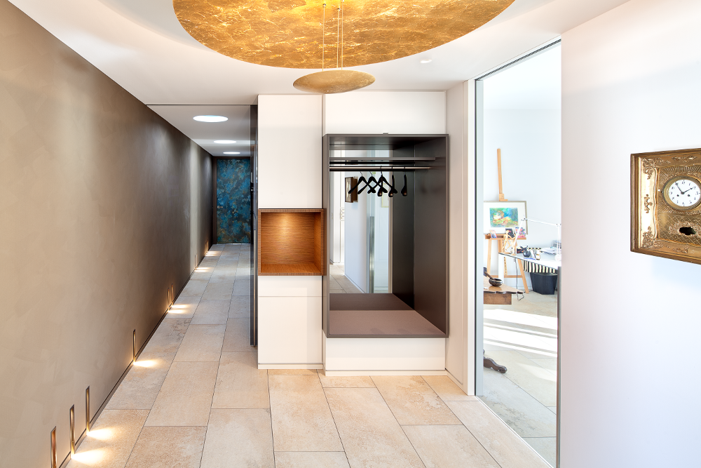 Flurbeleuchtung mit blattvergoldeter spessorina Wandeinbauleuchte von Viabizzuno