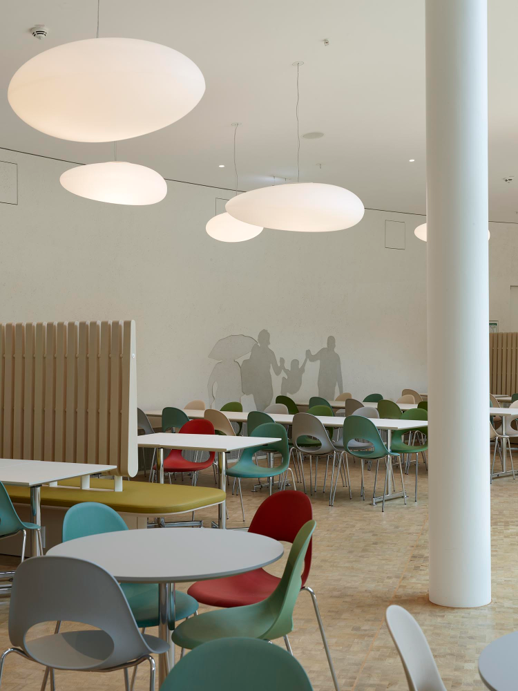 Essplätze Mensa Bildungscampus Heilbronn mit Sonderleuchten in freier Form