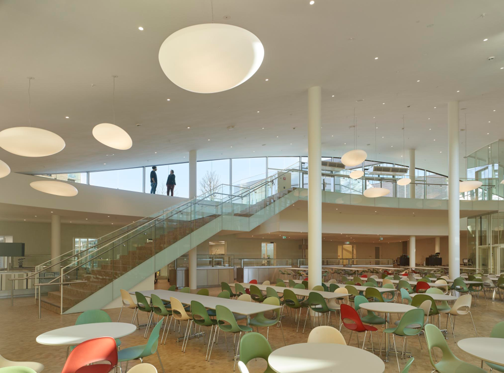Innenansicht Mensa Bildungscampus Heilbronn mit Beleuchtung