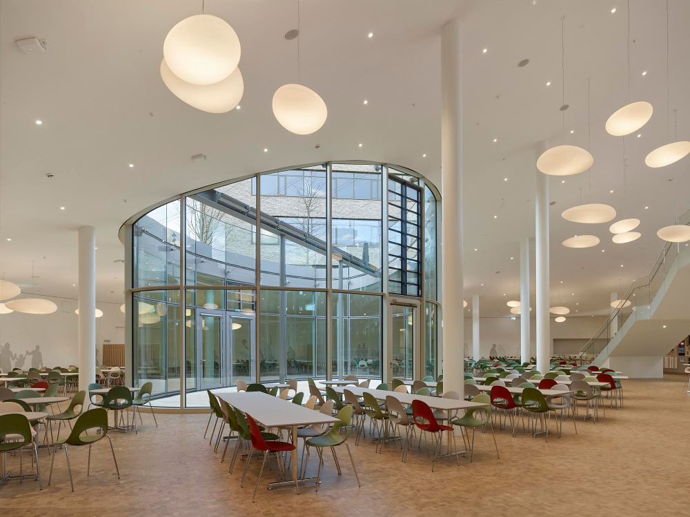 Innenansicht Mensa Bildungscampus Heilbronn mit eingeschalteter Beleuchtung