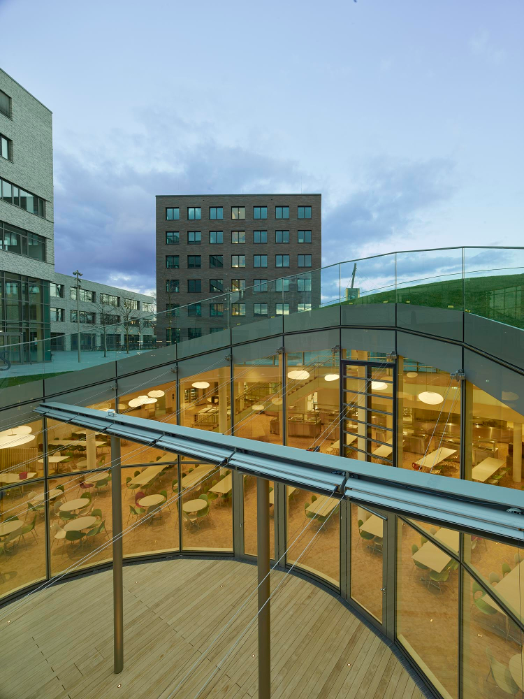 Außenansicht mit Blick nach Innen Mensa Bildungscampus Heilbronn