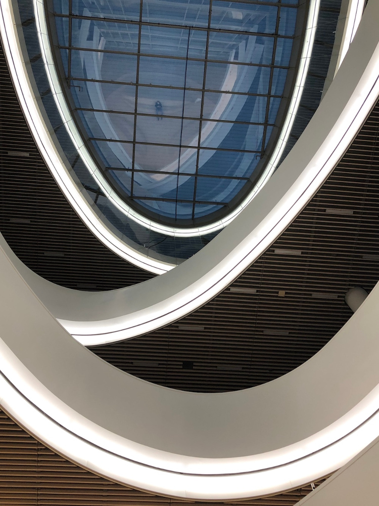 Abendstimmung im Atrium der Bibliothek Bildungscampus Heilbronn