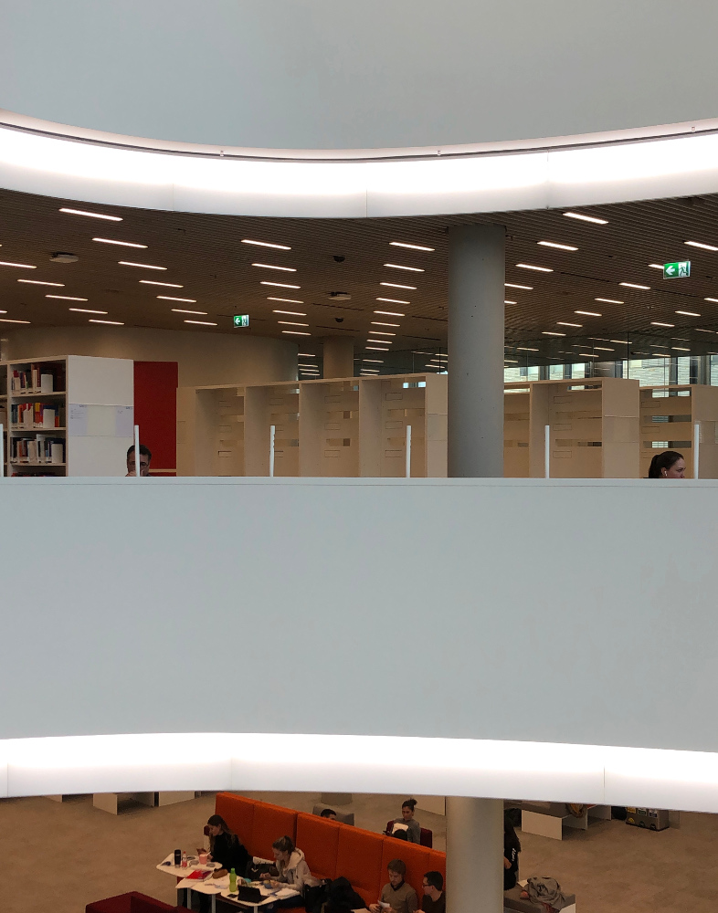 Draufsicht beleuchtetes Atrium Bibliothek Bildungscampus Heilbronn