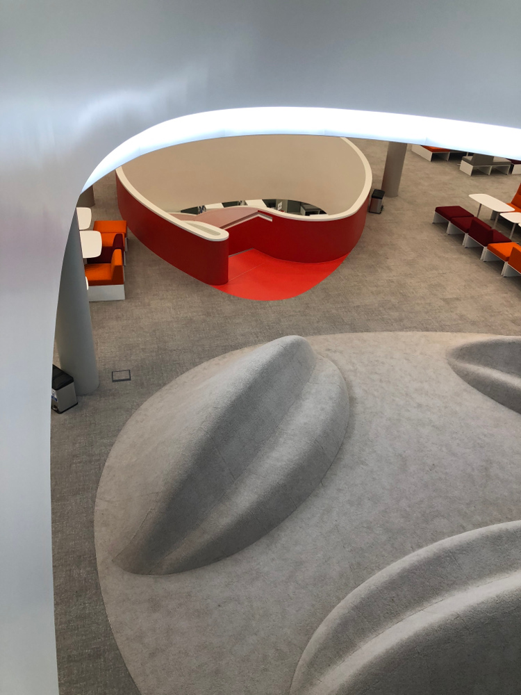 beleuchtetes Atrium Bibliothek Bildungscampus Heilbronn