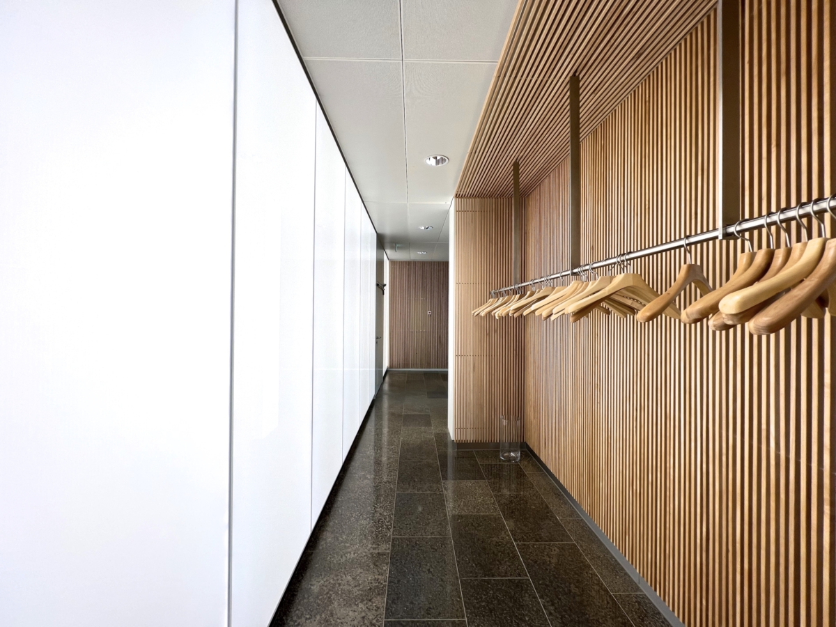 Trumpf VG1 Ansicht homogene Lichtwand gegenüber der Garderobe