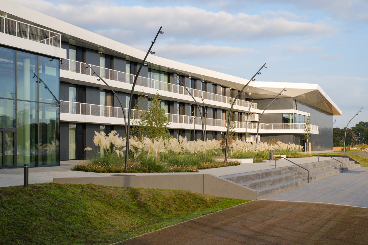 Ansicht des DFB Campus Außenbereichs bei Tag mit Blick auf das Gebäude