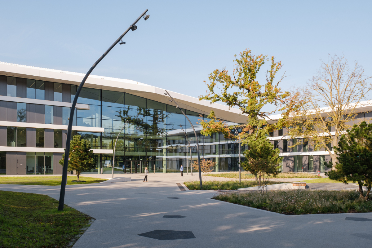 Ansicht des DFB Campus Außenbereichs bei Tag mit Blick auf das Gebäude